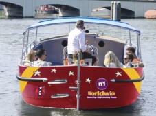 Croisière sur le canal avec un bateau étroit pour l'enfant 