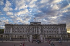 Visit to Buckingham Palace with afternoon tea (kids)