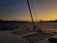 Excursion en catamaran au coucher du soleil sur le Tage avec vin mousseux pour 2 personnes