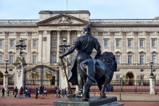 Visit to Buckingham Palace with afternoon tea (kids)