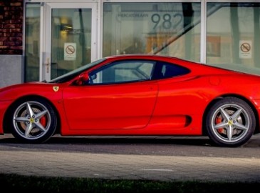 Driving experience in a Ferrari 360 modena for 20 min in Belgium